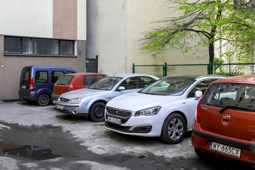 Mandat za parkowanie tyłem do budynku. Policjant nie będzie miał rozterek 