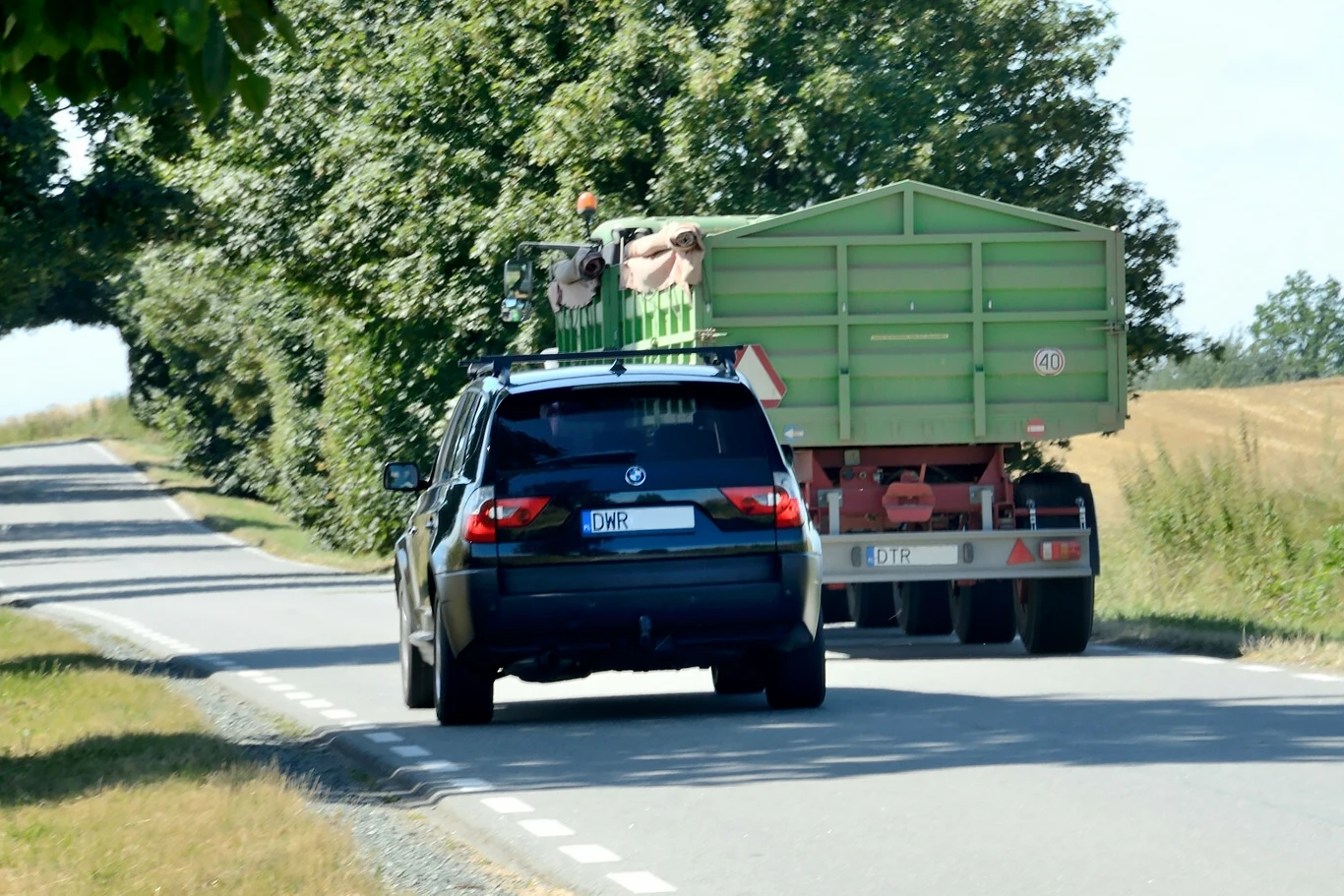 Traktor i ciągła linia. Wyprzedzać, czy nie? Odpowiedź jest jedna 