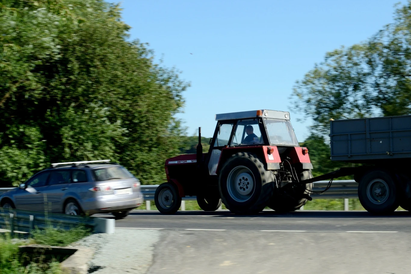 Kierowca traktora może ułatwić manewr wyprzedzania, częściowo zjeżdżając na pobocze.