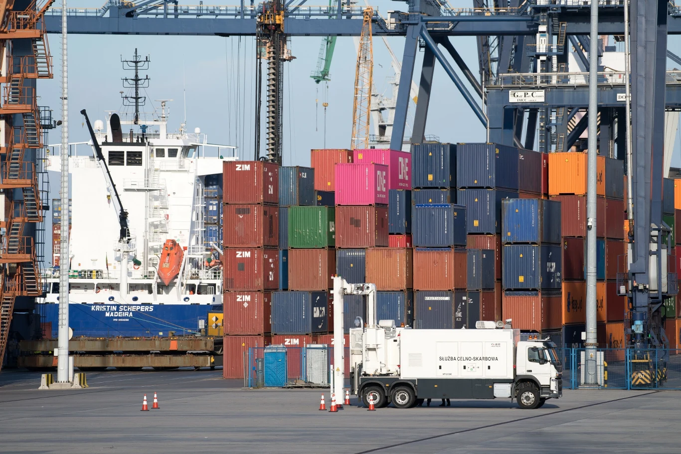 Hutchison Ports Gdynia (Terminal GCT) znajduje się przy Nabrzeżu Bułgarskim w Porcie Gdynia