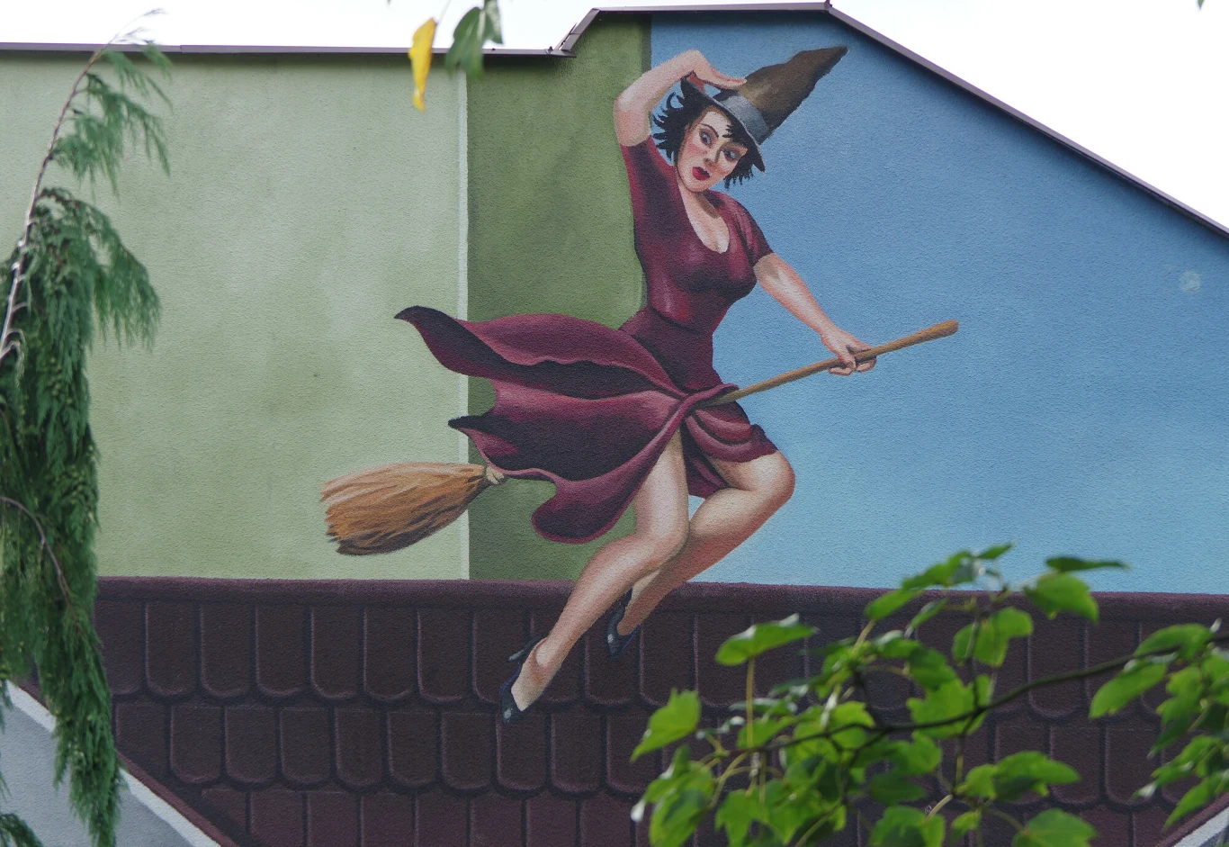 Słupsk. Mural przedstawia czarownicę Trinę Papisten