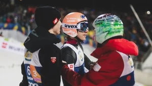 Dawid Kubacki (w środku) w objęciach Pawła Wąska (po lewej) i Aleksandra Zniszczoła