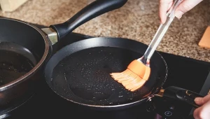 Zapomnij o jedzeniu przywierającym do patelni. Wystarczy jeden ruch