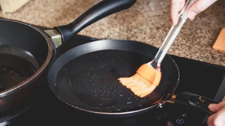 Jedzenie przestanie przywierać do patelni, jeśli zaczniemy wypalać naczynie. 