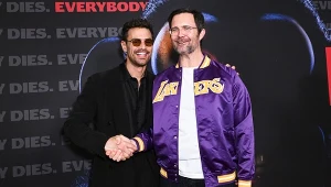 Theo James i Osgood Perkins na premierze filmu "Małpa" (2025)