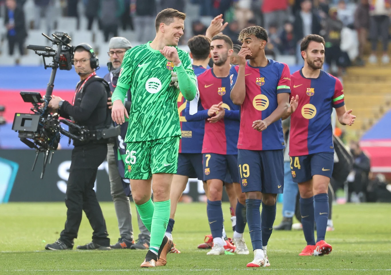 Wojciech Szczęsny w otoczeniu kolegów z Barcelony Wojciech Szczęsny w otoczeniu kolegów z Barcelony