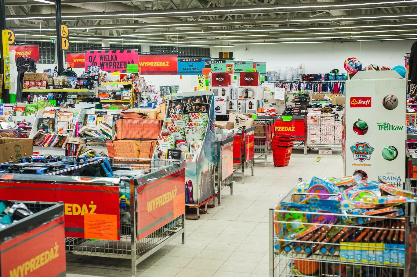 Asortyment outletów Biedronki to głównie artykuły posezonowe Asortyment outletów Biedronki to głównie artykuły posezonowe