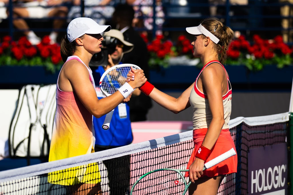 Iga Świątek i Dajana Jastremska rywalizowały ze sobą w trzeciej rundzie WTA 1000 w Indian Wells Iga Świątek i Dajana Jastremska rywalizowały ze sobą w trzeciej rundzie WTA 1000 w Indian Wells