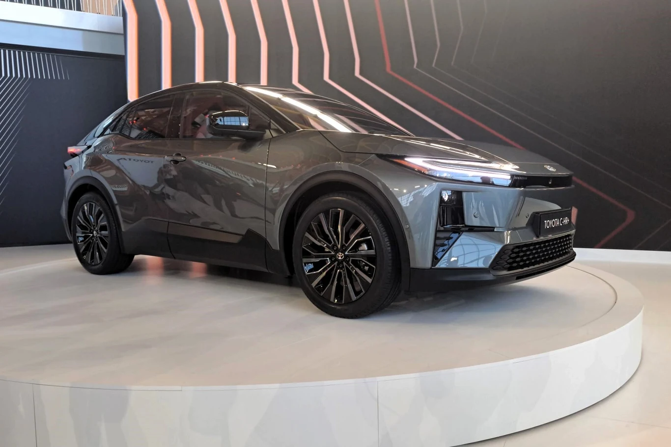 Toyota C-HR+ to, jak zaznacza producent, nie nowy wariant C-HR, a oddzielny model. Toyota C-HR+ to, jak zaznacza producent, nie nowy wariant C-HR, a oddzielny model.