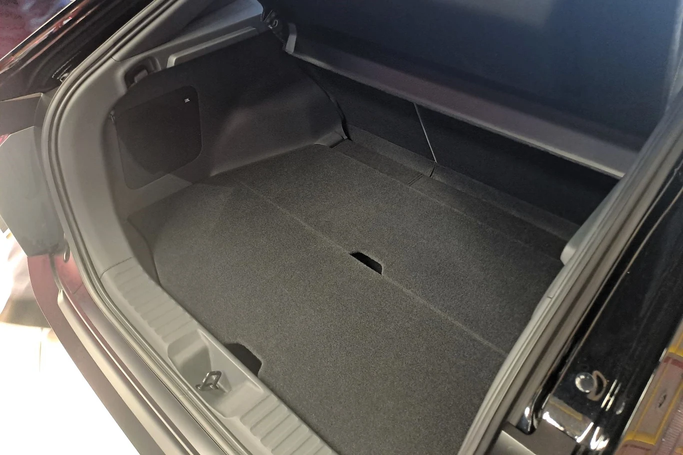 Bagażnik Toyoty C-HR+ oferuje 416 litrów.