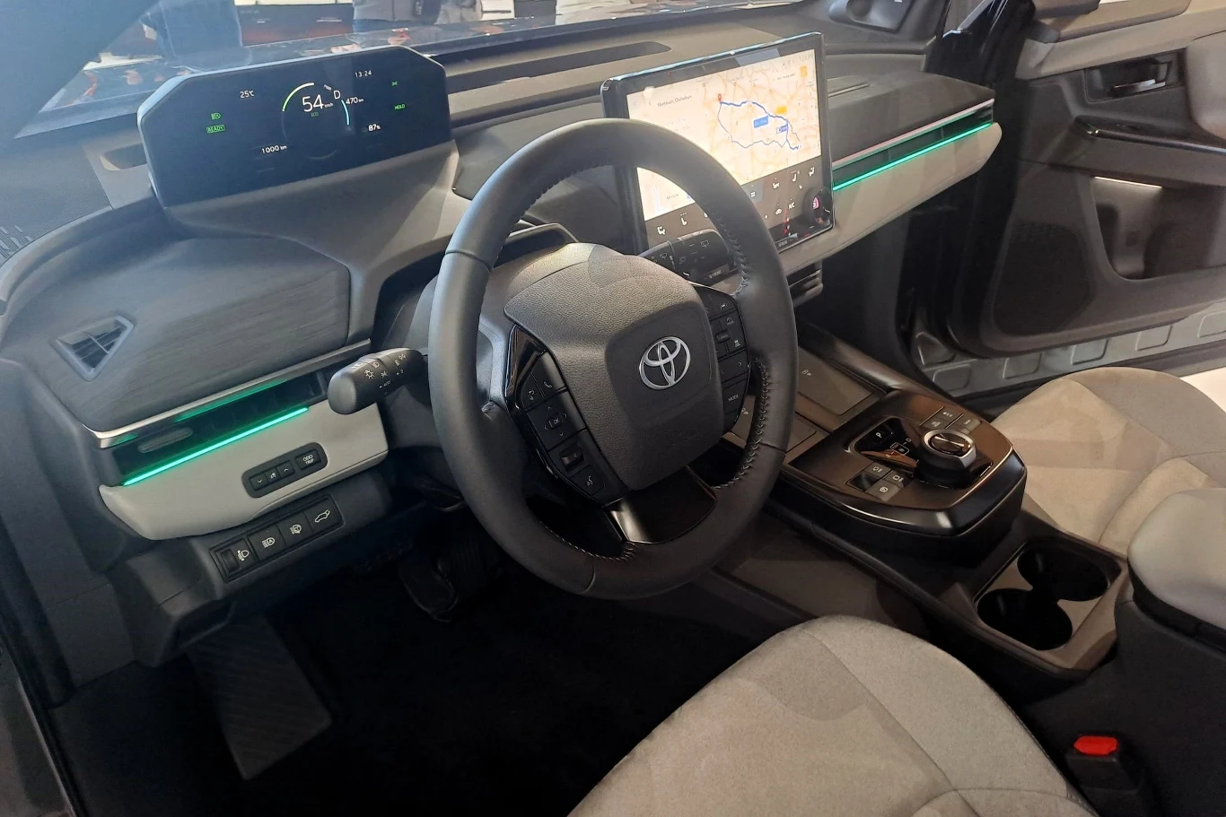 Centralnym punktem wewnątrz Toyoty C-HR+ jest 14-calowy ekran multimediów.