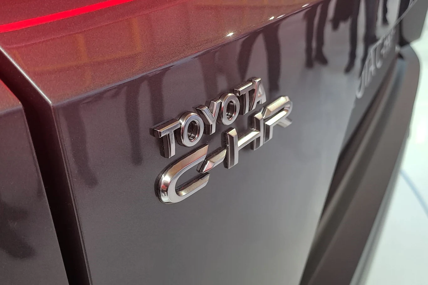 Toyota C-HR+ będzie dostępna w dwóch wariantach akumulatora - 57,7 kWh oraz 77 kWh.