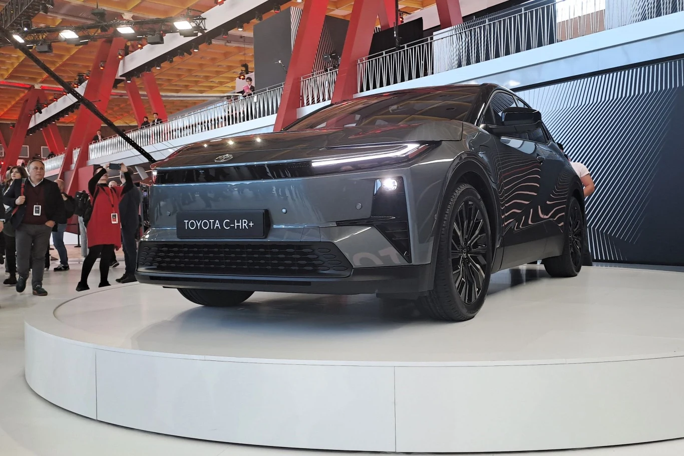 Toyota C-HR+ względem hybrydowego C-HR wyróżnia się m.in. zmienionym przodem i sygnaturą świetlną.