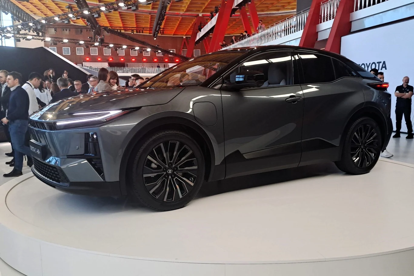 Toyota C-HR+ jest o 16 cm dłuższa od C-HR. Charakteryzuje się też niżej położonym środkiem ciężkości i zwiększoną sztywnością nadwozia.