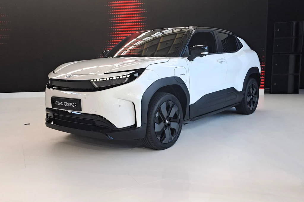 Nowa Toyota Urban Cruiser jest bardzo zbliżona rozmiarami do Yarisa Cross. Ale oferuje znacznie więcej miejsca.