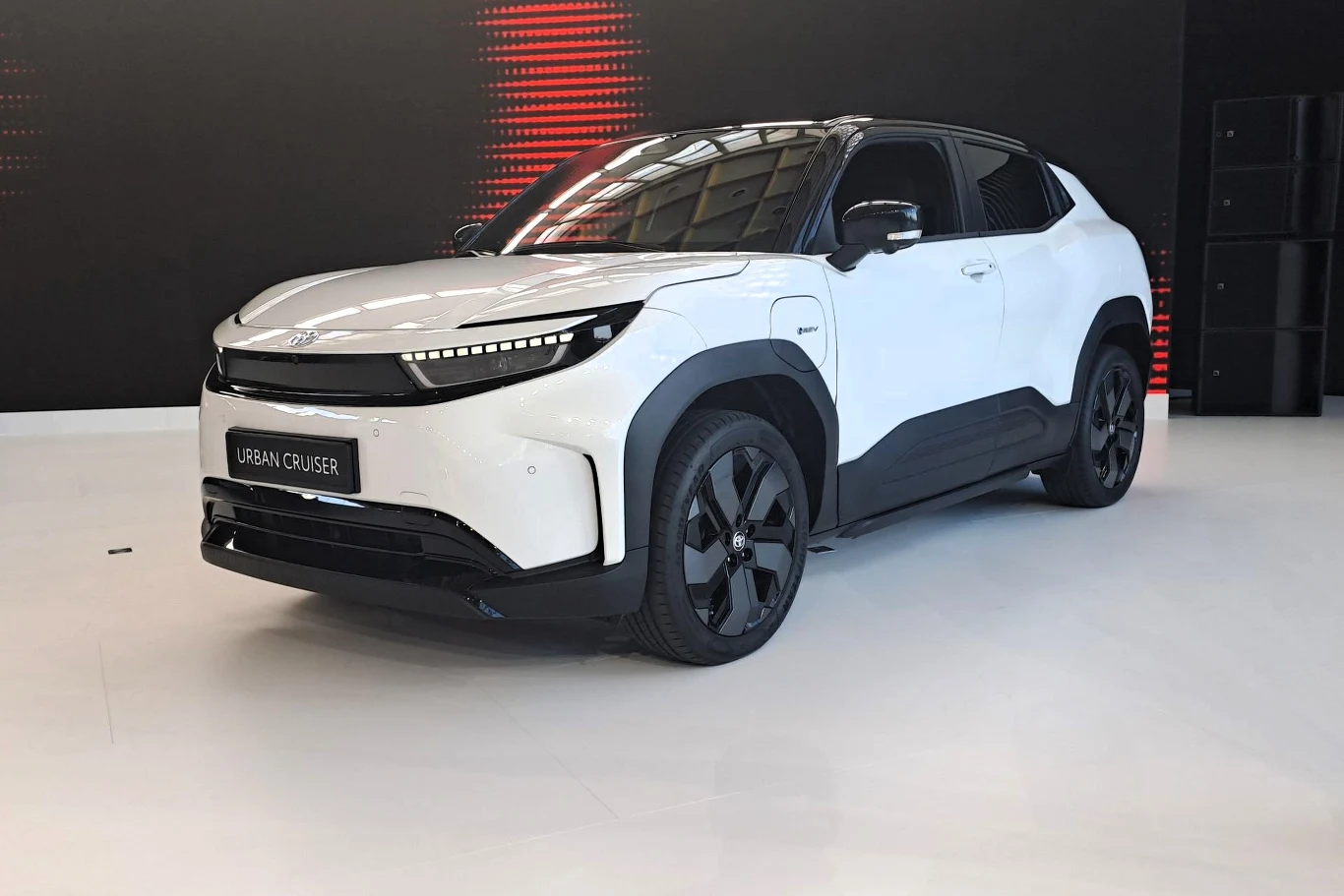 Nowa Toyota Urban Cruiser jest bardzo zbliżona rozmiarami do Yarisa Cross. Ale oferuje znacznie więcej miejsca.