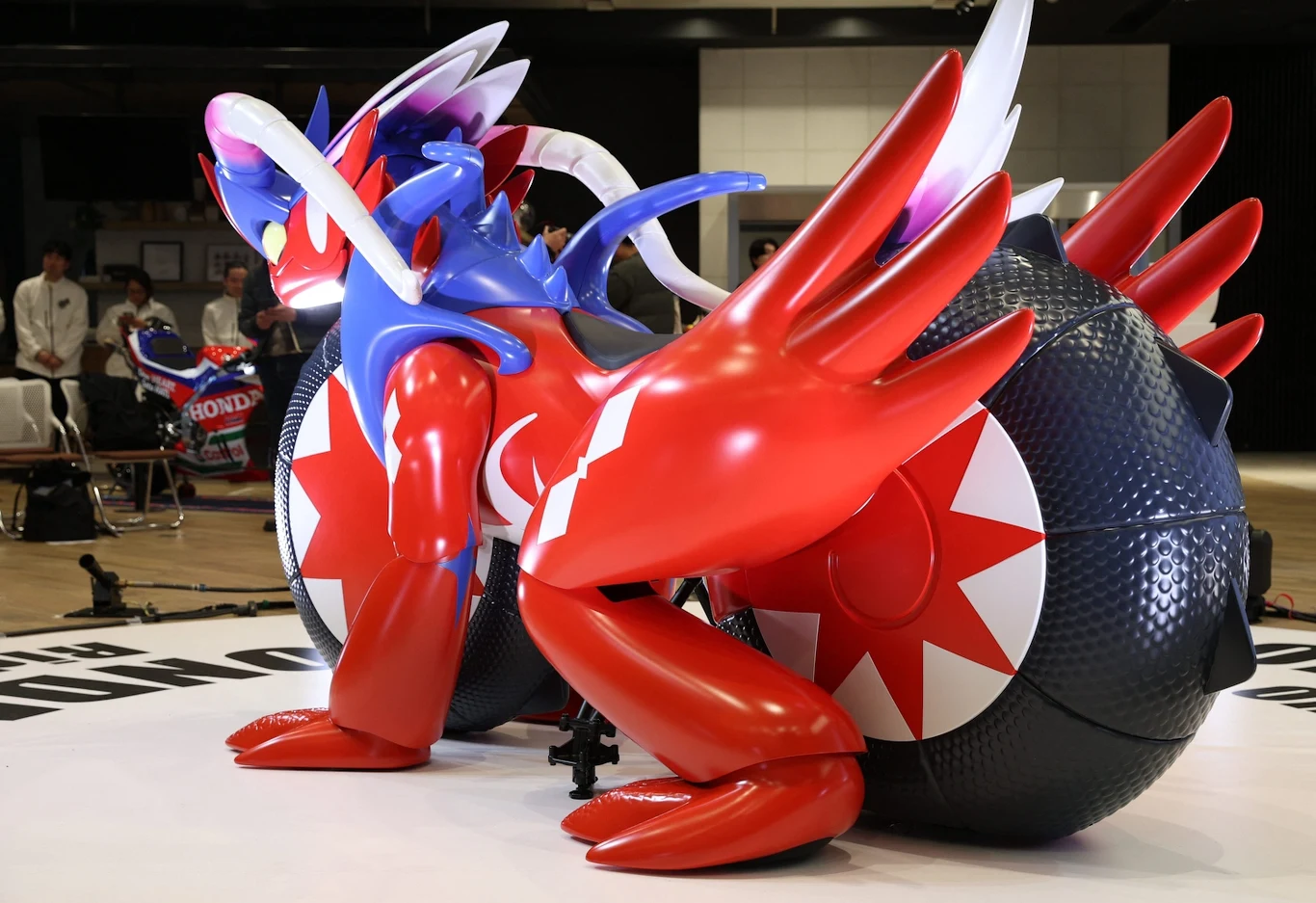 Honda Koraidon może poruszać się przy użyciu tradycyjnych kół, ale w razie potrzeby może wspomóc się także mecha-łapami