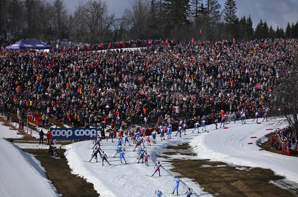 100 tysięcy kibiców zgromadziło się przy trasie w czasie biegu na 50 km 100 tysięcy kibiców zgromadziło się przy trasie w czasie biegu na 50 km
