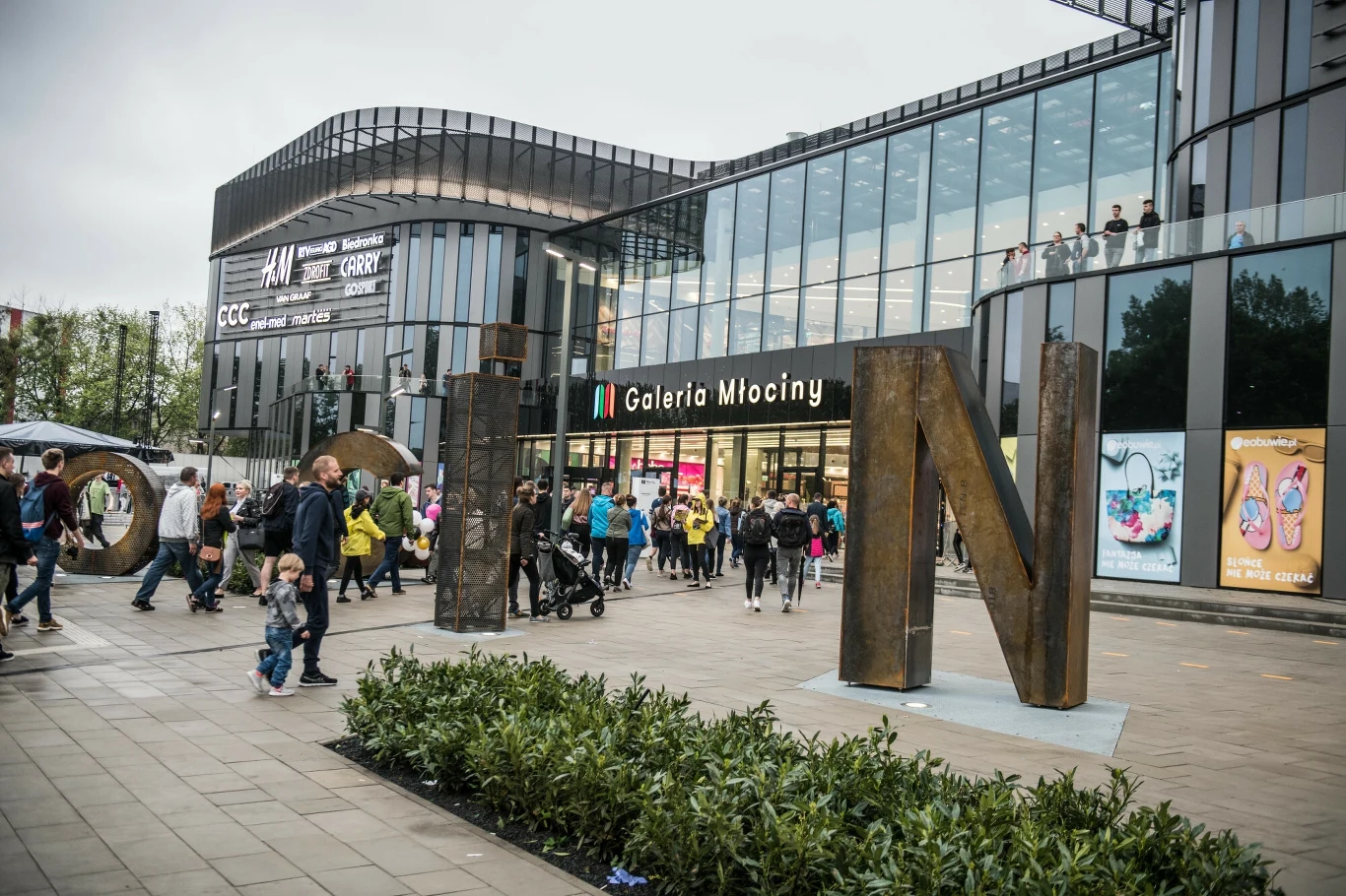 Z warszawskiej Galerii Młociny ewakuowano w sobotę 8 marca klientów i pracowników Z warszawskiej Galerii Młociny ewakuowano w sobotę 8 marca klientów i pracowników