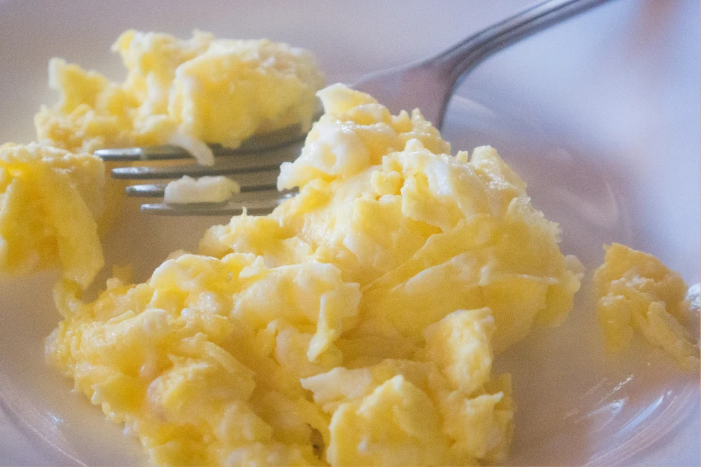 Jajecznica ze skyrem na śniadanie to doskonałe źródło białka, które syci na kilka godzin Jajecznica ze skyrem na śniadanie to doskonałe źródło białka, które syci na kilka godzin