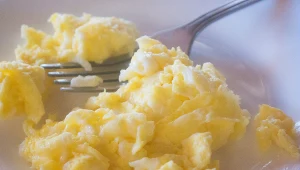 Jajecznica ze skyrem na śniadanie to doskonałe źródło białka, które syci na kilka godzin