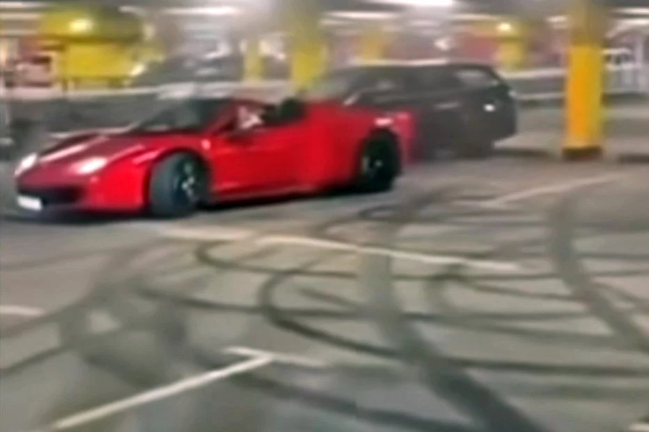 Znany tiktoker szalał za kierownicą Ferrari na podziemnym parkingu / fot. Miejski Reporter