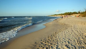 Nie lubisz tłumów nad Bałtykiem? Na tych plażach jest prawie pusto, nawet w sezonie