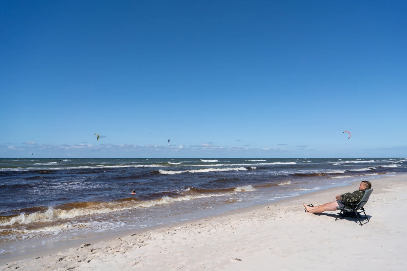 Plaża w Dębkach to jedno z tych miejsc nad polskim morzem, w którym odpoczniesz w spokojnej atmosferze. 