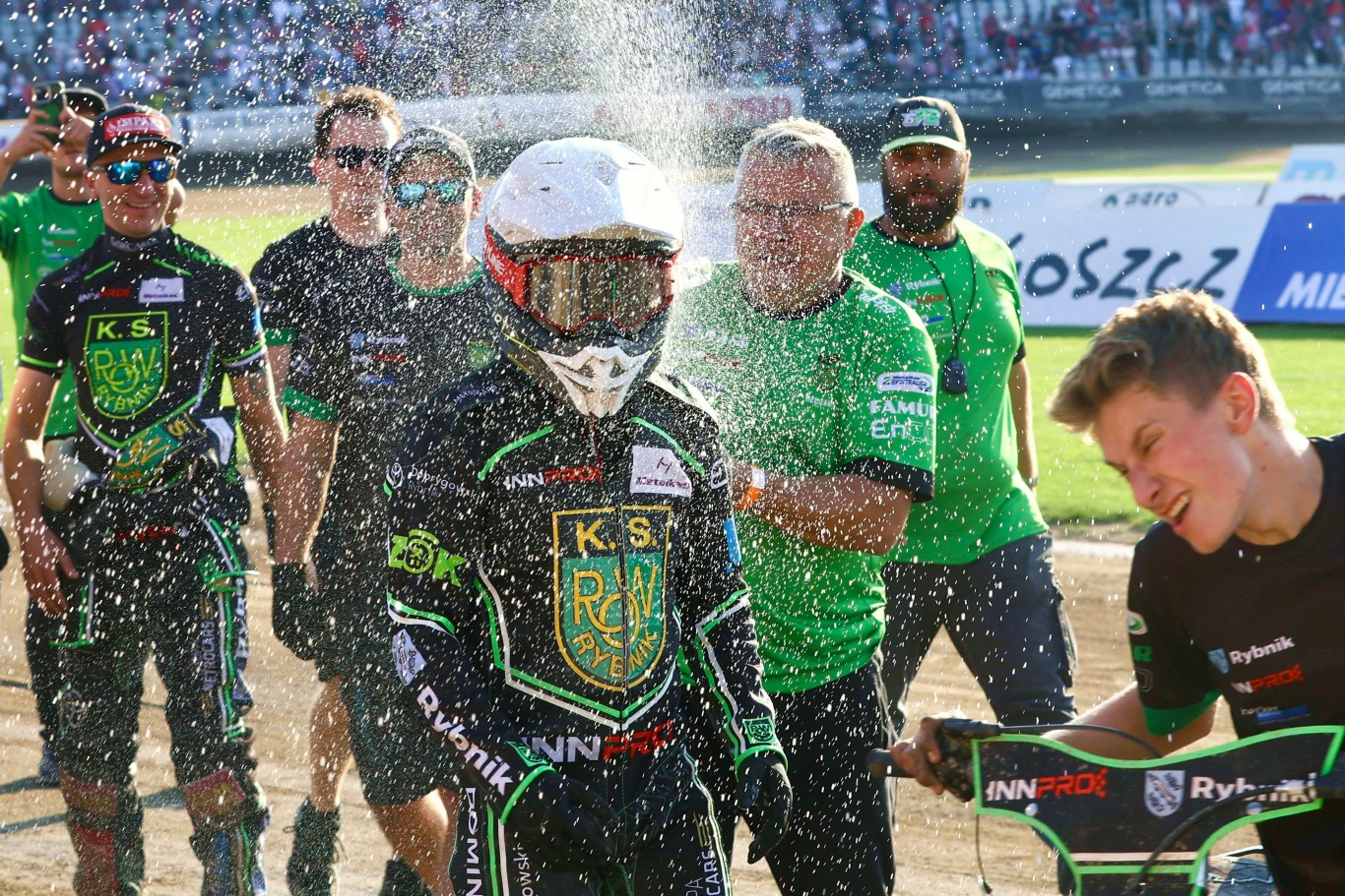 ROW Rybnik cieszy się z awansu do PGE Ekstraligi. Eugeniusz Skupień oblewa szampanem bohatera Rohana Tungate'a.