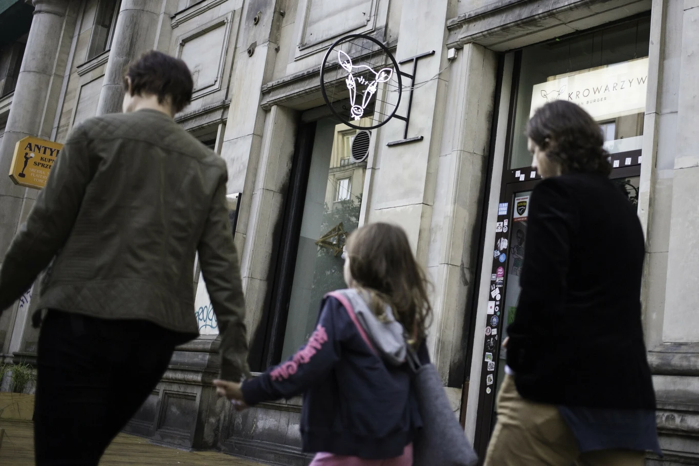 Zamyka się wegańska sieć Krowarzywa. Pod koniec marca z mapy Warszawy zniknie ostatni lokal Zamyka się wegańska sieć Krowarzywa. Pod koniec marca z mapy Warszawy zniknie ostatni lokal