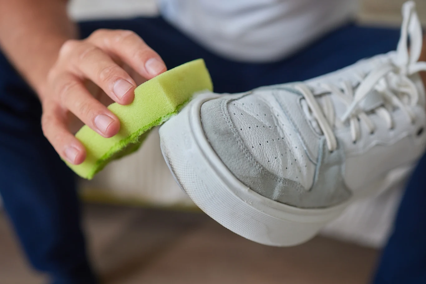 Białe buty można wyczyścić za pomocą sody oczyszczonej i octu. 