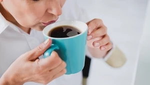 Kawa może wchodzić w interakcje z lekami. Czy można je łączyć?