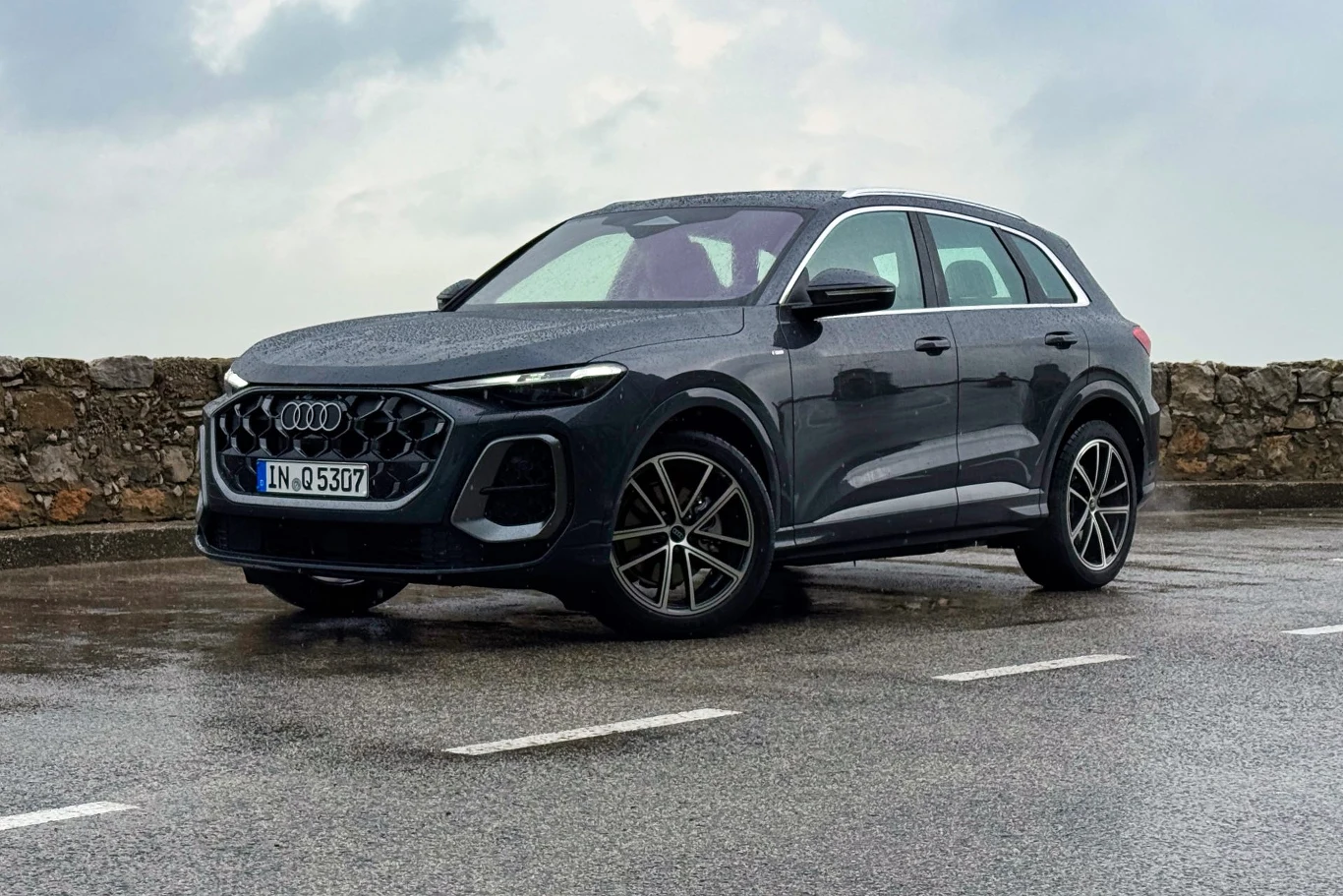 Trzecia generacja Q5 wyróżnia się znacznie smuklejszymi reflektorami