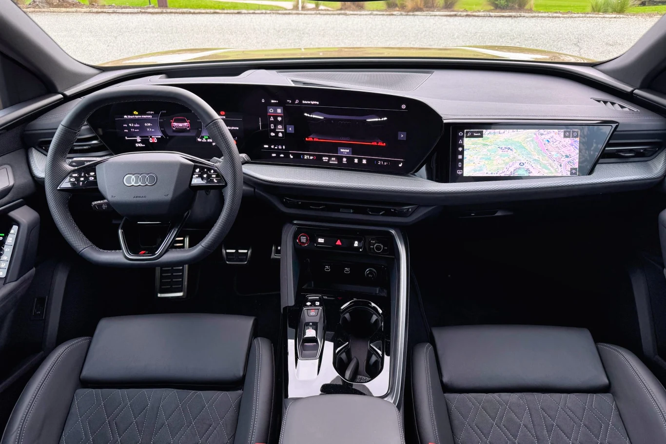 Dwa ekrany dla kierowcy i jeden - opcjonalny - dla pasażera