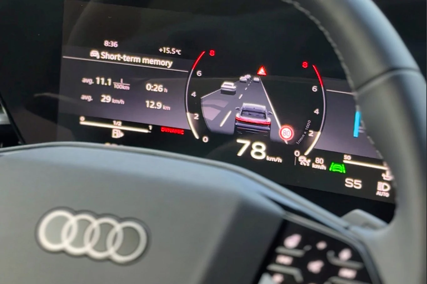 Na ekranie można oglądać inne auta, mijające nasze Audi