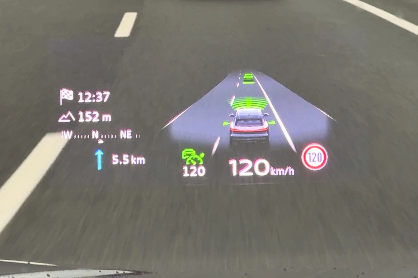 Audi Q5 podaje kierowcy mnóstwo informacji za pośrednictwem wyświetlacza HUD