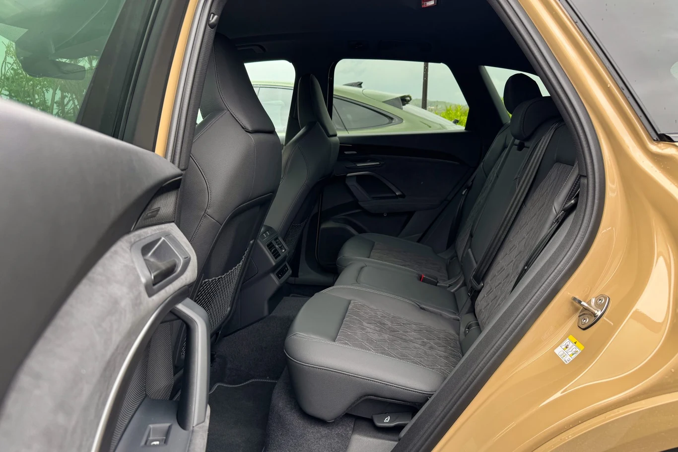 Na nogi miejsca jest w sam raz, wokół głowy - aż nadto