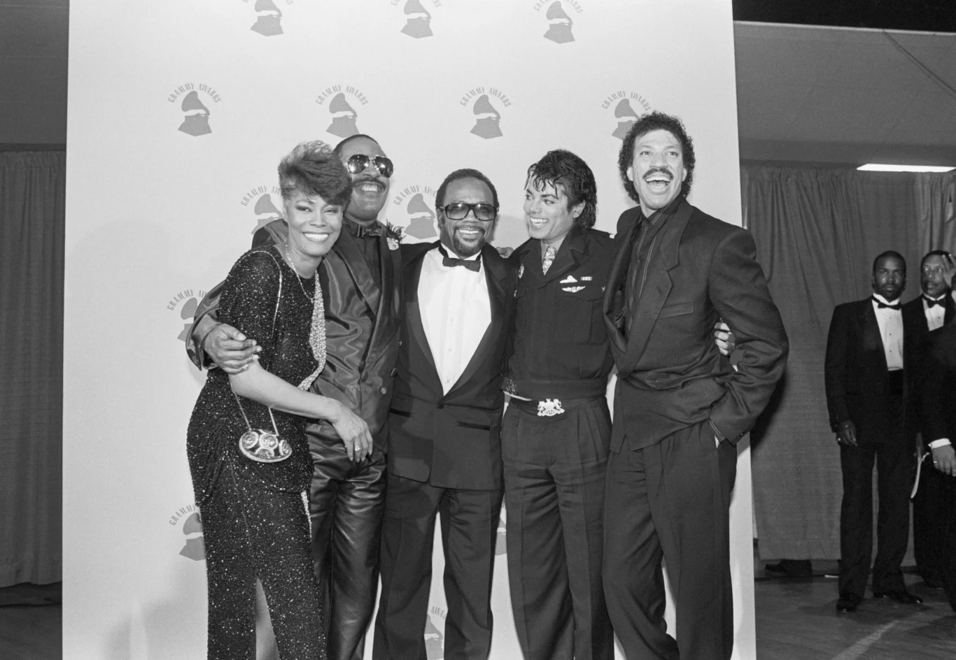 Dionne Warwick, Stevie Wonder, Quincy Jones i Michael Jackson podczas gali Grammy 1986 Dionne Warwick, Stevie Wonder, Quincy Jones i Michael Jackson podczas gali Grammy 1986