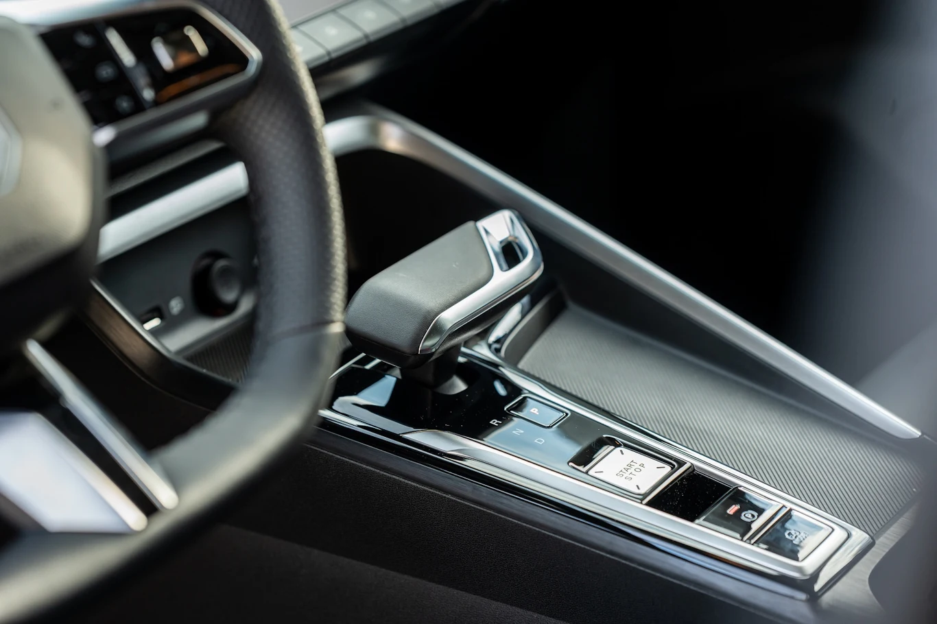 W kabinie MG ZS Hybrid+ można się poczuć prawie jak w aucie segmentu premium