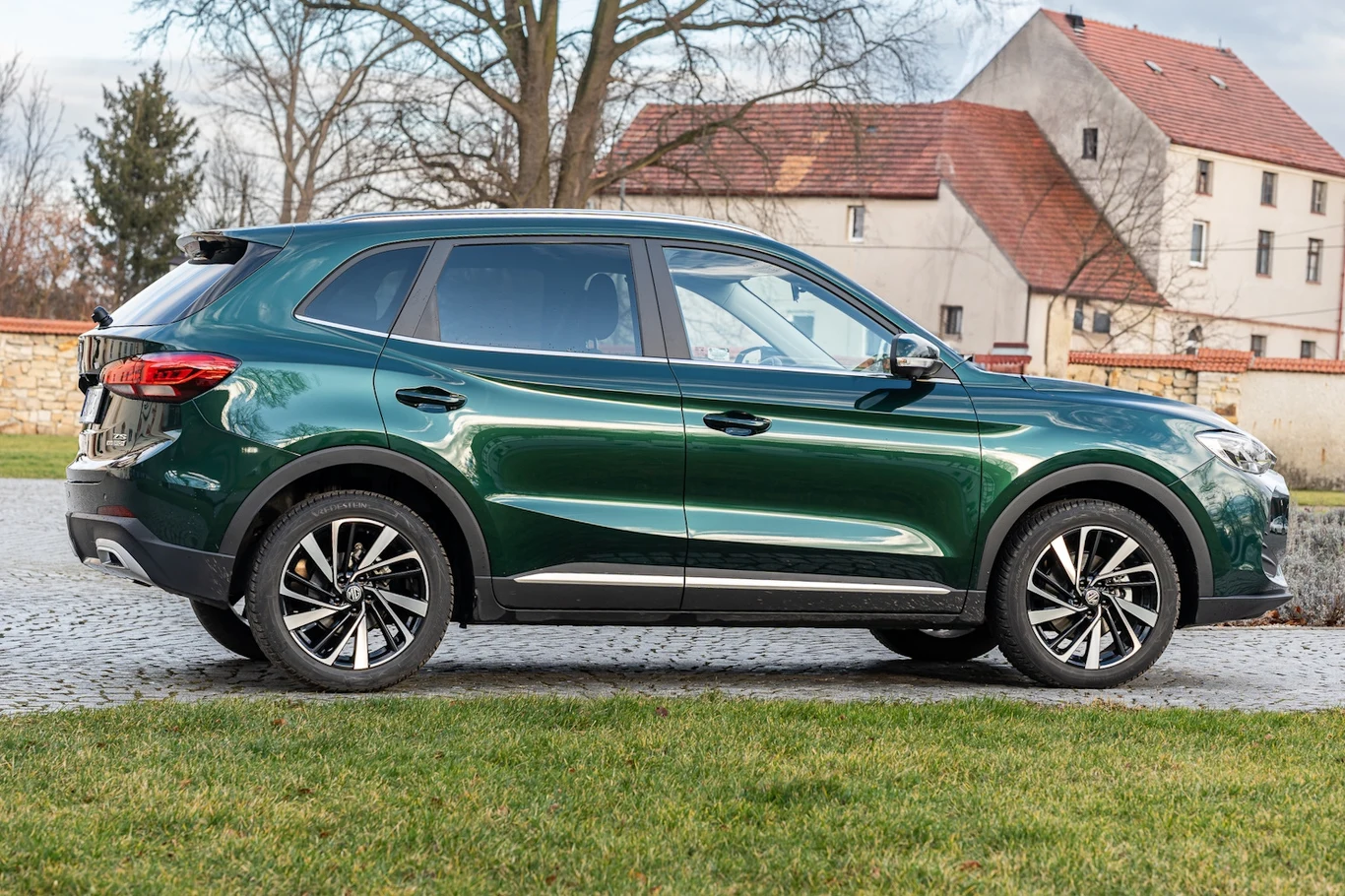 Nowe MG ZS Hybrid+ mierzy 4,43 m długości. Rozstaw osi to 2,61 m