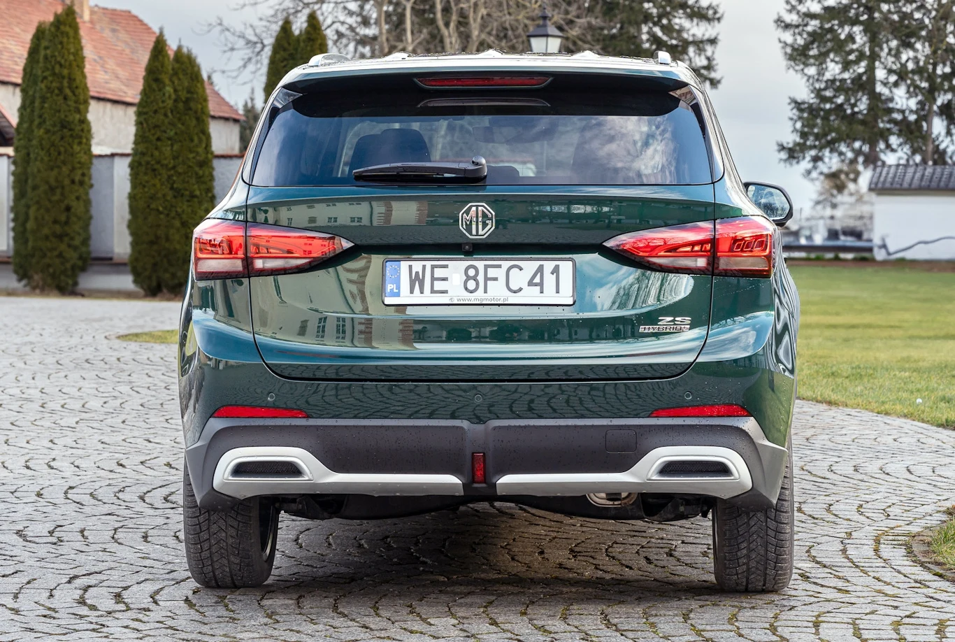 MG ZS Hybrid+ w topowej wersji exclusive to wydatek 116 700 zł plus 2250 zł dopłaty za metalizowany lakier