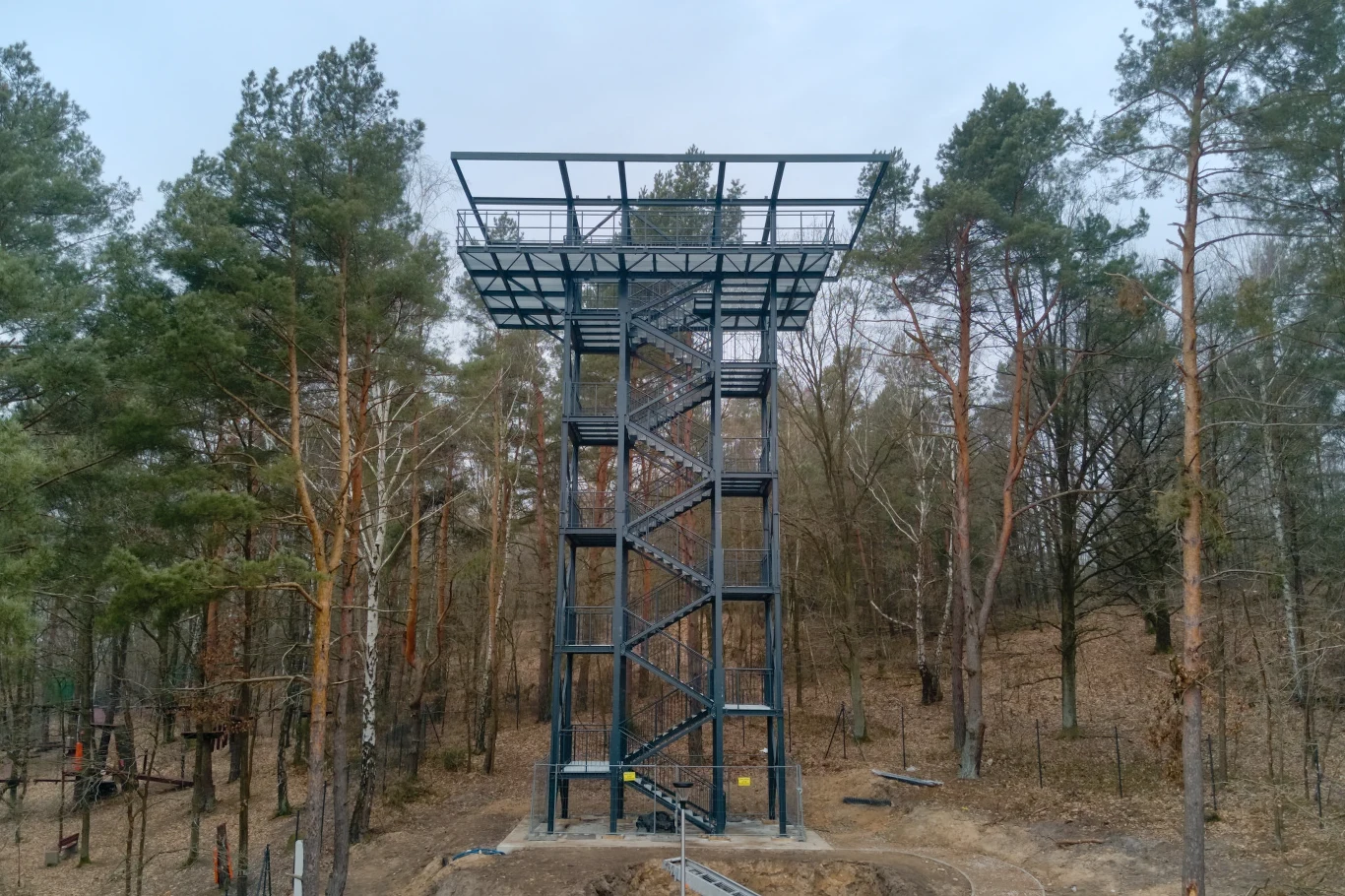 Nowa wieża widokowa powstaje na terenie Centrum Turystycznego w Rudzie nad Zalewem Brodzkim. Niedługo będzie można z niej korzystać.