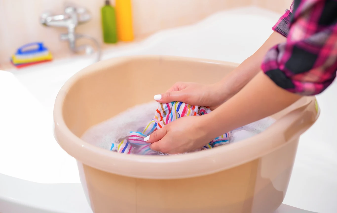 Plamy z podkładu można najpierw zaprać w wodzie z płynem do mycia naczyń Plamy z podkładu można najpierw zaprać w wodzie z płynem do mycia naczyń