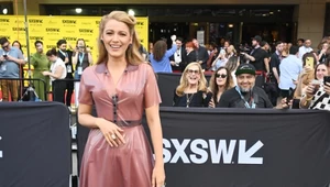 Blake Lively zaskoczyła sukienką. Lateks może być elegancki?