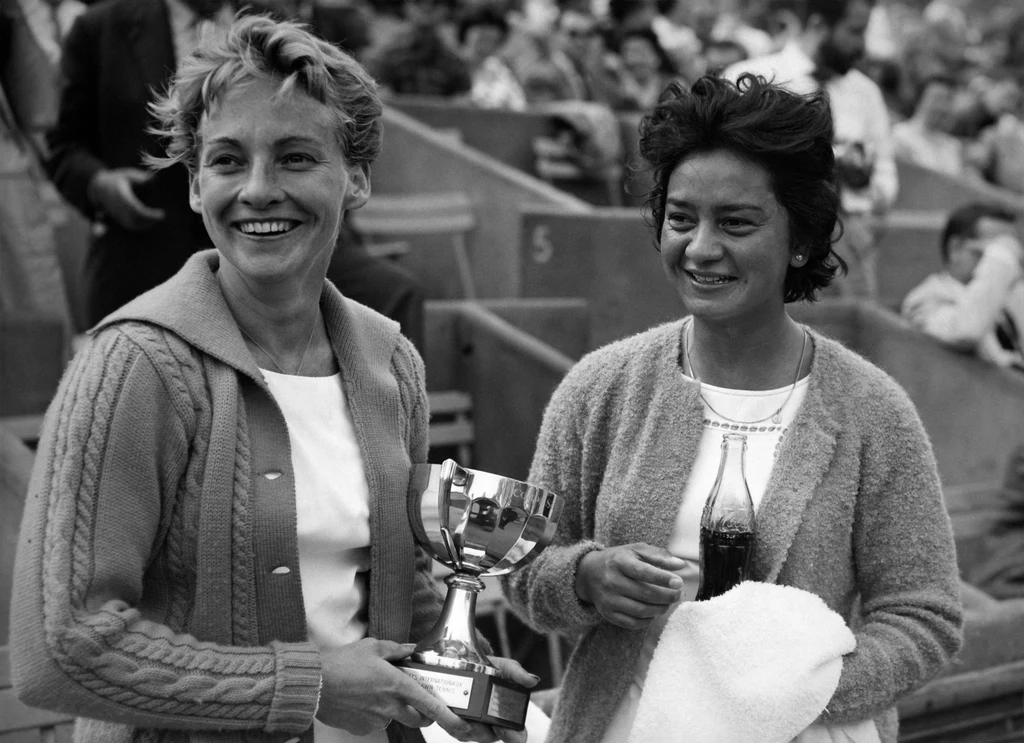 Yola Ramirez (z prawej) razem z Amerykanka Darlene Hard podczas French Open w 1960 roku Yola Ramirez (z prawej) razem z Amerykanka Darlene Hard podczas French Open w 1960 roku