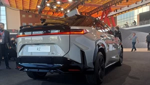 Nowy elektryczny Lexus RZ. Ma wolant i manualną skrzynię biegów