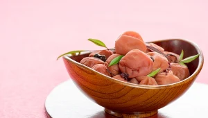 Śliwki umeboshi.