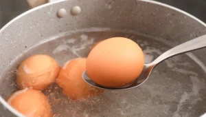 Tych błędów podczas gotowania jajek unikaj