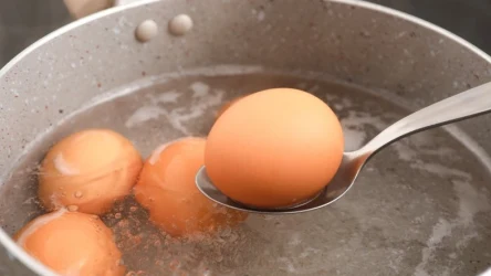 Tych błędów podczas gotowania jajek unikaj