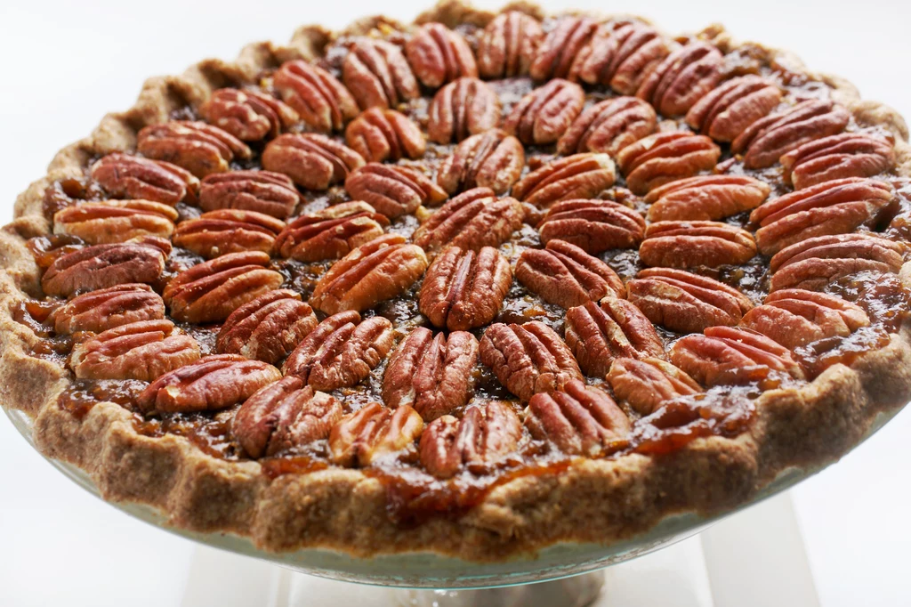 Pecan pie to amerykański klasyk, który zachwyca nie tylko smakiem, ale też wyglądem.